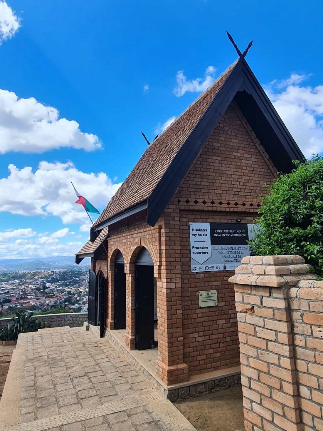 Le pavillon d'interprétation sur l'histoire de la vieille ville de Fianarantsoa, bâtiment de briques à toit de tuiles, dominant la ville basse.